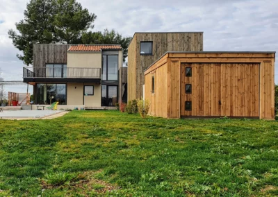 Une maison en bois à Puyricard